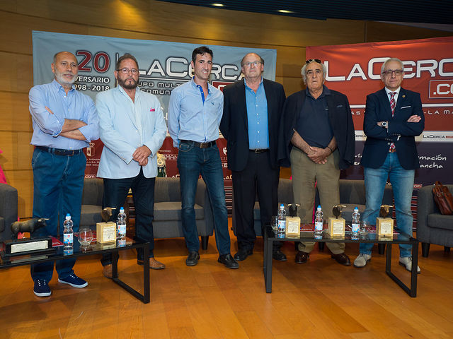 En este coloquio intervienen Sergio Martínez, torero; Manuel de Paz, torero; Pascual González Masegosa, Cirujano Jefe de la Plaza de Toros de Albacete; Daniel Ruiz, ganadero; Ángel González Puértolas, secretario del club de abonados de la Plaza de Toros; y Manuel Lozano Serna, director del Grupo Multimedia de Comunicación La Cerca