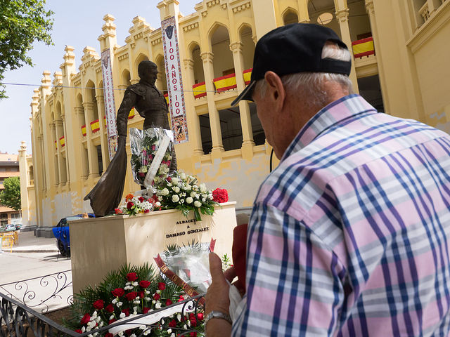 La ciudadadanía rinde homenaje al torero Dámaso González llevando flores a su estatua de la Plaza de Toros de Albacete