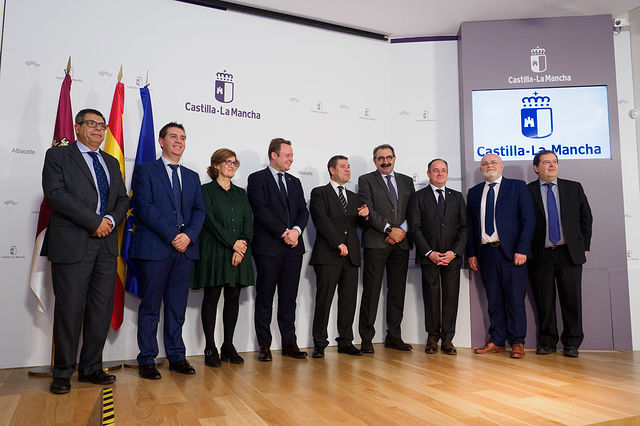 Emiliano García-Page preside la reunión de la Comisión de Seguimiento de las Obras del Hospital de Albacete. Foto: Manuel Lozano García / La Cerca