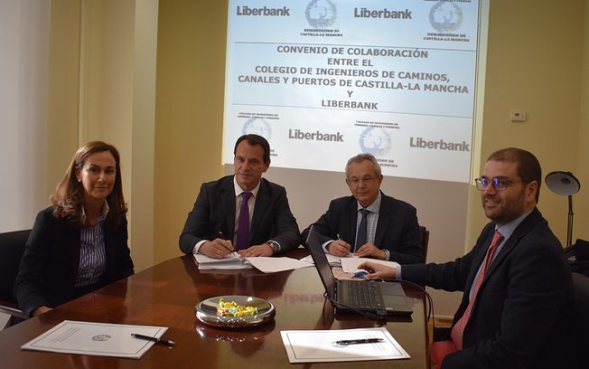 Firma del convenio entre Liberbank y la Demarcación de Castilla-La Mancha del Colegio de Ingenieros de Caminos, Canales y Puertos.