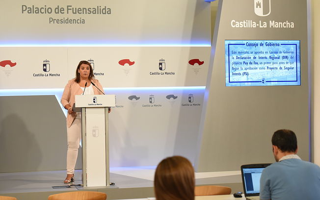 La consejera de Fomento, Agustina García Élez, durante la rueda de prensa en el Palacio de Fuensalida.
