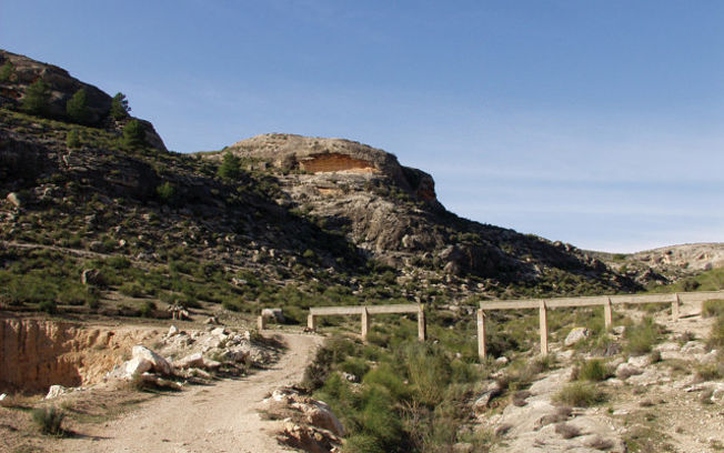 Vista del Abrigo Grande de Minateda, en Hellín (Albacete), donde se aprecia la cueva que guarda uno de los más importantes tesoros del Arte Levantino.