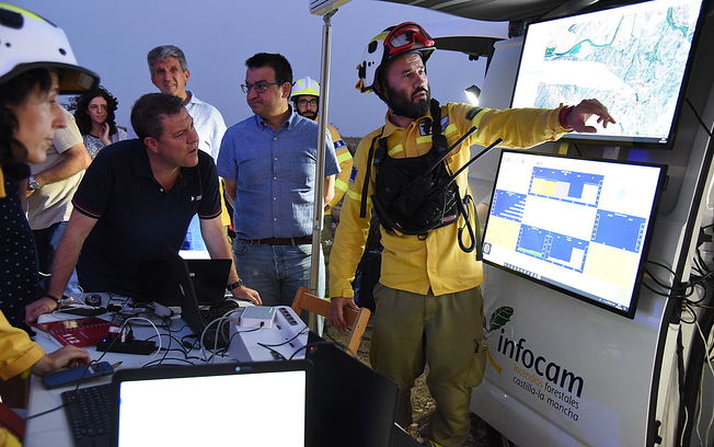 Toledo, 28 de junio de 2019.- El presidente en funciones de Castilla-La Mancha, Emiliano García-Page, visita el puesto de mando avanzado desplegado en los incendios de San Bernardo de la capital regional y en el de Almorox. (Fotos: José Ramón Márquez // JCCM)