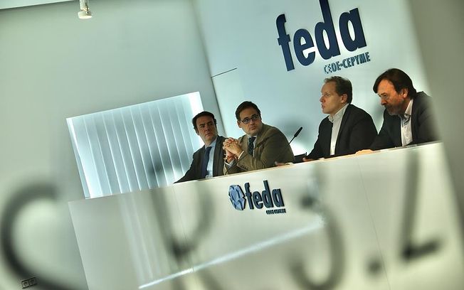 Encuentro con empresarios en la sede de la Confederación de Empresarios de Albacete (FEDA) junto al economista Daniel Lacalle.